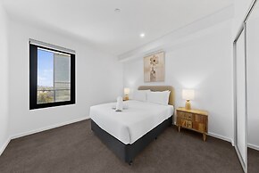 Bright Newly 2 Bed Apartment With Balcony Views