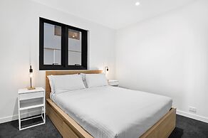 Central Southbank Apartment With Pool Access