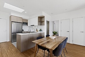 Spacious Newly 2 Bed Unit With Onsite Parking