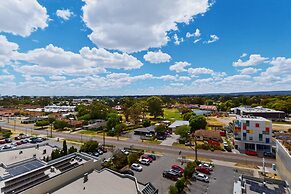 Spacious Newly 2 Bed Unit With Onsite Parking