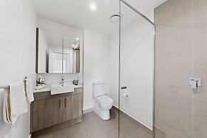 Spacious Newly 2 Bed Unit With Onsite Parking