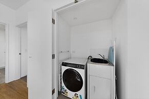 Spacious Newly 2 Bed Unit With Onsite Parking