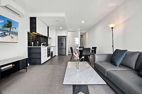 Modern 1 Bed Apartment With City Views