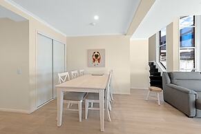 Family Friendly 2 Bed Flat With Balcony