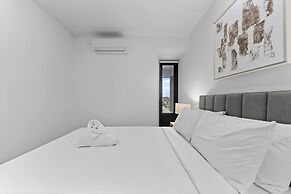 Stylish 2 Bed Apartment With New Furnishings