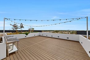 Stylish 2 Bed Apartment With New Furnishings
