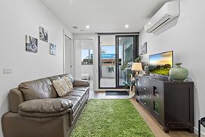 Spacious 2-bed Apartment in Hughesdale