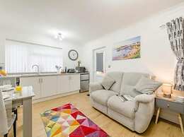 Apartment Sleeps 2 With Parking and Pets Welcome