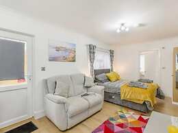 Apartment Sleeps 2 With Parking and Pets Welcome