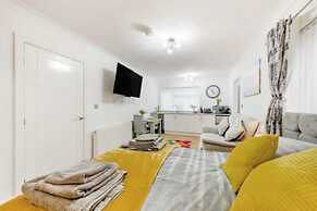 Apartment Sleeps 2 With Parking and Pets Welcome