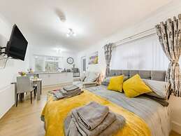 Apartment Sleeps 2 With Parking and Pets Welcome