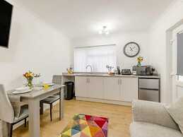 Apartment Sleeps 2 With Parking and Pets Welcome
