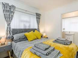 Apartment Sleeps 2 With Parking and Pets Welcome