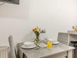Apartment Sleeps 2 With Parking and Pets Welcome