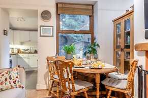 Character Cottage With Garden - Central Buxton