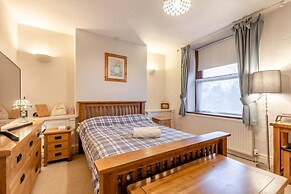 Character Cottage With Garden - Central Buxton