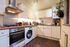 Character Cottage With Garden - Central Buxton