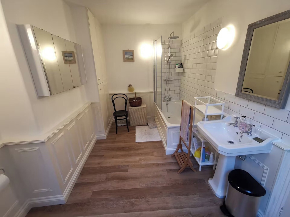 Character Cottage With Garden - Central Buxton