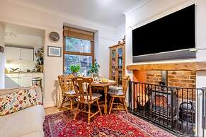 Character Cottage With Garden - Central Buxton