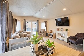 Host Stay Peel Lodge