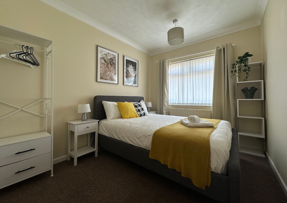 Spacious 5 Bedroom With 4 Baths Off-road Parking