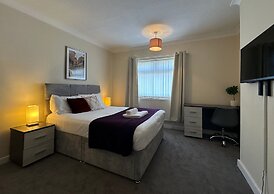 Spacious 5 Bedroom With 4 Baths Off-road Parking