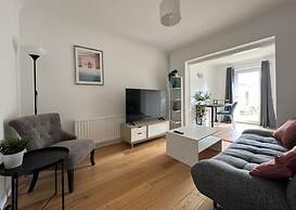 Spacious 5 Bedroom With 4 Baths Off-road Parking