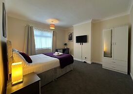 Spacious 5 Bedroom With 4 Baths Off-road Parking