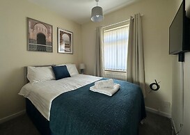 Spacious 5 Bedroom With 4 Baths Off-road Parking