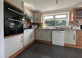 Spacious 5 Bedroom With 4 Baths Off-road Parking