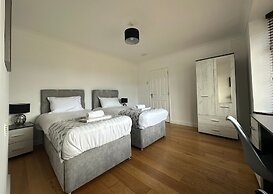 Spacious 5 Bedroom With 4 Baths Off-road Parking