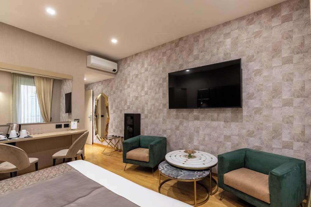HELMIRAGE Frattina Suite