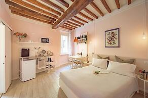 LA CASA DEL VINO-THE WINE HOUSE