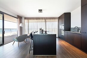 Chic Apartment for 8 With Seaview