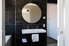 Chic Apartment for 8 With Seaview