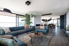 Chic Apartment for 8 With Seaview