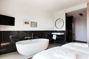Chic Apartment for 8 With Seaview