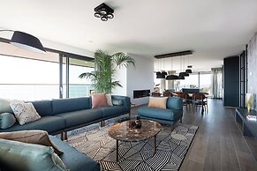 Chic Apartment for 8 With Seaview