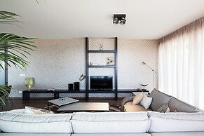 Chic Apartment for 8 With Seaview