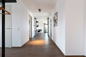 Chic Apartment for 8 With Seaview