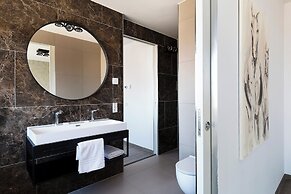Chic Apartment for 8 With Seaview