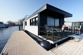 Stylish Boathouse on Lake Sneeker