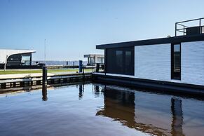 Stylish Boathouse on Lake Sneeker