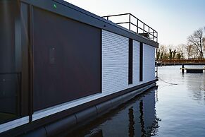 Stylish Boathouse on Lake Sneeker