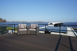 Stylish Boathouse on Lake Sneeker