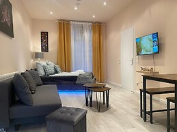 Apartment Sleeps 3 With Parking and Garden