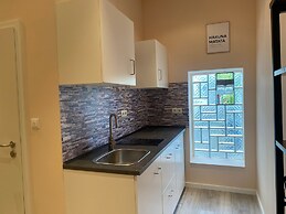 Apartment Sleeps 3 With Parking and Garden