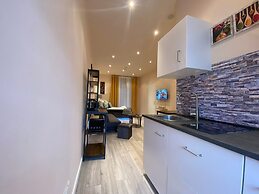 Apartment Sleeps 3 With Parking and Garden