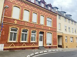 Apartment Sleeps 3 With Parking and Garden