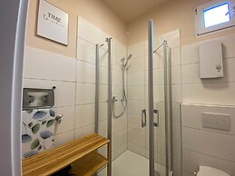 Apartment Sleeps 3 With Parking and Garden